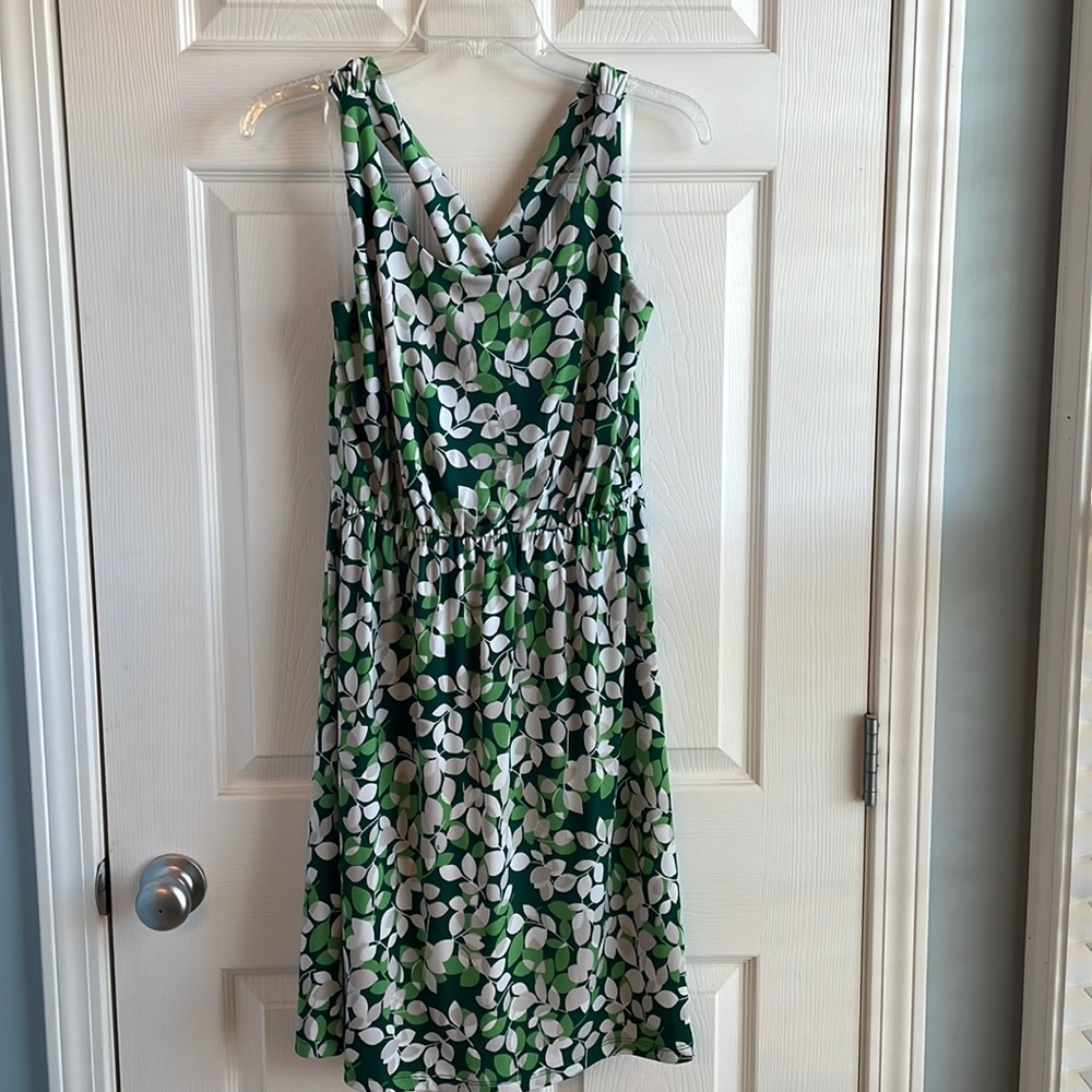 NWT Gilli Size Large Green and White Leaf Pattern Sheath Dress